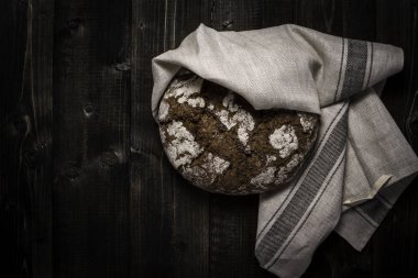 Koyu Ahşap Masa Arka Geleneksel Kepekli Çavdar Ekmeği