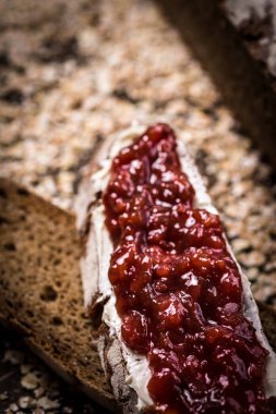 Koyu Ahşap Masa Arka Geleneksel Kepekli Çavdar Ekmeği Meyveli Reçel