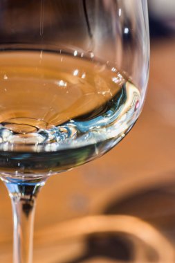 Bir kadeh beyaz şarap yakın.
