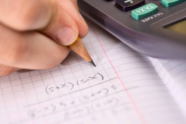 Çocuk Elinde Kalem tutar ve Matematiksel Probl çözer