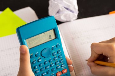 Matematiksel Le Sırasında Eylem Ellerde Bilimsel Hesap Makinesi