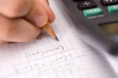 Çocuk Elinde Kalem tutar ve Matematiksel Probl çözer