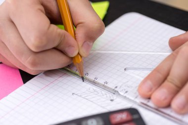 Matematik Kavramı. Beyaz Üzerinde Cetvel Çizim ile Schoolboy Eller