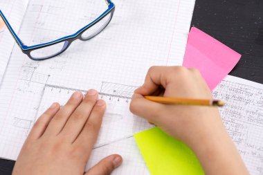 Matematik Kavramı. Beyaz Üzerinde Cetvel Çizim ile Schoolboy Eller