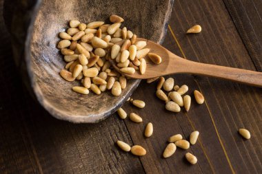 Koyu Ahşap Masa üzerinde Çam Fıstığı. Tost Organik Sağlıklı Gıda.