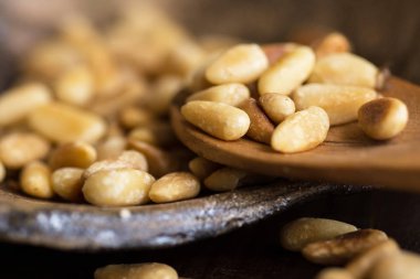 Koyu Ahşap Masa üzerinde Çam Fıstığı. Tost Organik Sağlıklı Gıda.