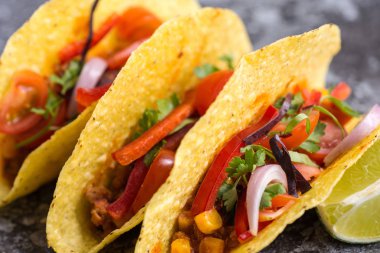 Taş Arka Planda Kabuklarda Üç Domuz Tacosu