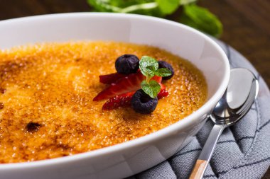 Karamelize Şekerli Krem Brulee Tatlısı, Çilek, Blueber
