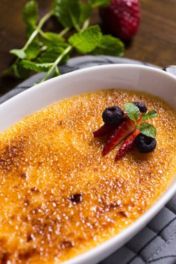 Karamelize Şekerli Krem Brulee Tatlısı, Çilek, Blueber