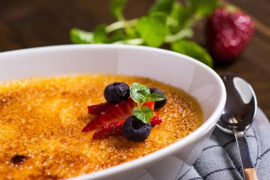 Karamelize Şekerli Krem Brulee Tatlısı, Çilek, Blueber