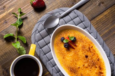 Karamelize Şekerli Krem Brulee Tatlısı, Çilek, Blueber