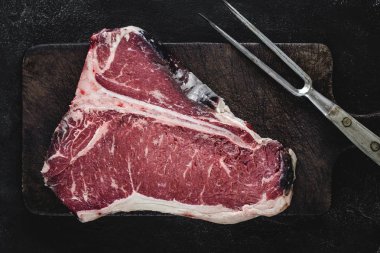 Raw T-bone Steak Kuru Vintage Kesme Kurulu Üzerinde Izgara veya Barbekü için Yaşlı