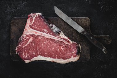 Raw T-bone Steak Kuru Vintage Kesme Kurulu Üzerinde Izgara veya Barbekü için Yaşlı