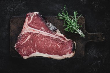 Raw T-bone Steak Kuru Vintage Kesme Kurulu Üzerinde Izgara veya Barbekü için Yaşlı