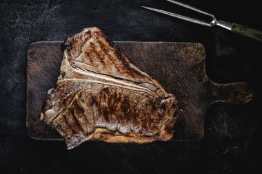 Vintage Kesme Kurulu Üzerinde Izgara Kuru Yaşlı T-bone Steak