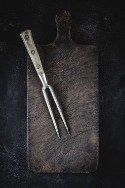 Eski Çatal ile Boş Vintage Doğrama Kurulu