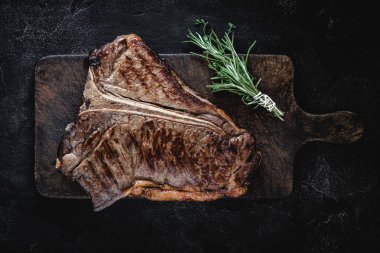 Barbekü Izgara Kuru Yaşlı Beef T-bone Steak Kahverengi Vintage Kesme Kurulu