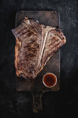 Barbekü Izgara Kuru Yaşlı Beef T-bone Steak Kahverengi Vintage Kesme Kurulu