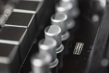 Kondansatörler Kapat. Bilgisayar Anakart Arka Plan. Baskılı Ci