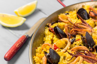 Rustik Ahşap Masa Geleneksel Tavada Deniz Ürünleri Paella