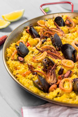 Rustik Ahşap Masa Geleneksel Tavada Deniz Ürünleri Paella