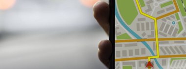 Cep Telefonu Aygıtı ve Ulaşım Konseptinde GPS Navigasyonu