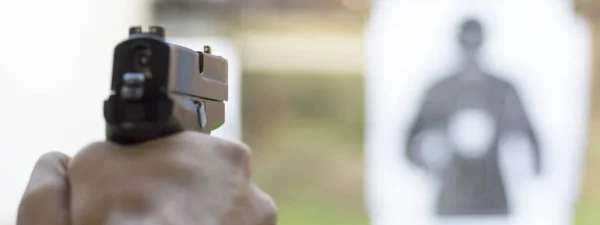 Target tabanca aralığı silah ateş adam