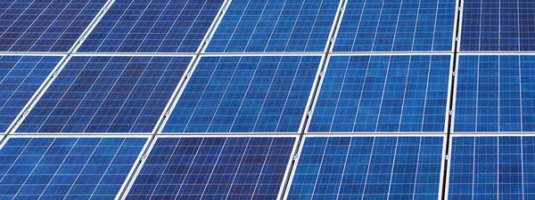 Kırmızı ev çatısında güneş panelleri. Güneş enerjisi arka plan.