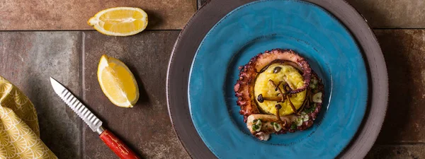 Kahverengi Shimeji mantar ile safran Risotto üzerinde ızgara deniz ürünleri ahtapot