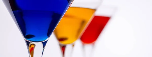 Cocktails colorés en Martini verres fond. Bar commercial — Photo