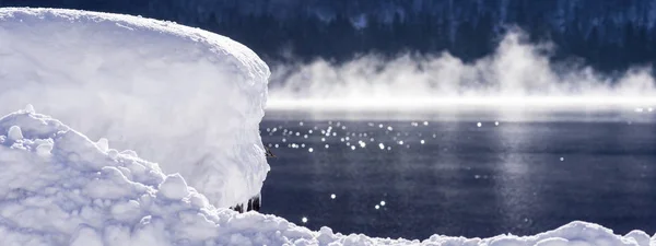 눈 덮인 해안과 산 호수에 아침 안개. 겨울 — 스톡 사진