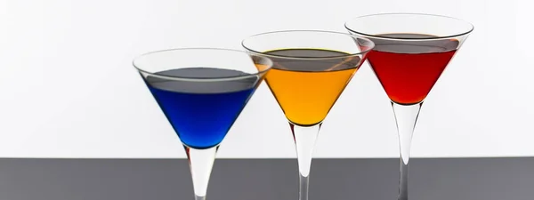 Cocktails colorés en Martini verres fond. Bar commercial — Photo