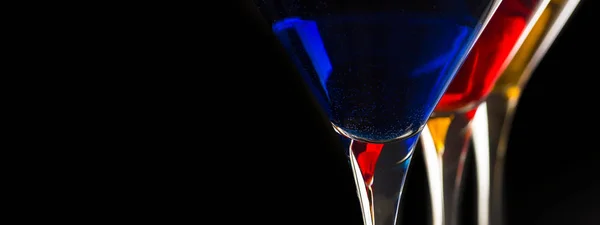 Barevné Koktejly Martini Sklenice Černém Pozadí Barová Reklamy Koncepce — Stock fotografie