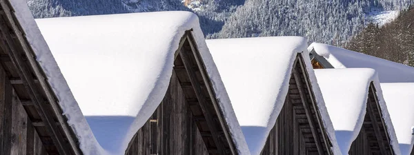 Techos de casa de madera de montaña cubiertos de nieve. Zig jalá invierno La —  Fotos de Stock