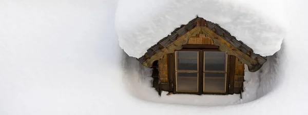 Ventana de techo cubierta con nieve de invierno. Concepto de aislamiento térmico —  Fotos de Stock
