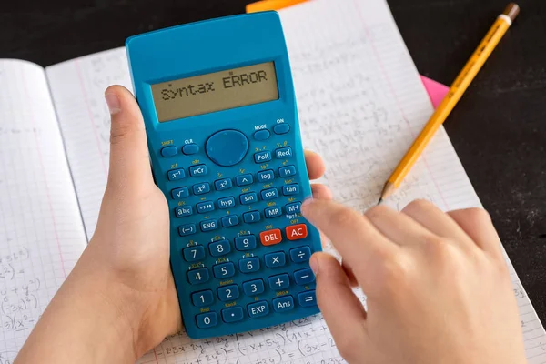 Erreur de syntaxe sur la calculatrice scientifique. Concept scolaire . — Photo