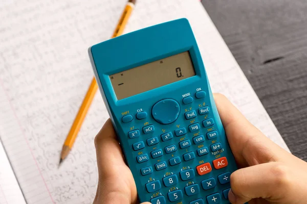 Calculatrice scientifique dans les mains d'action pendant Le Mathématique — Photo