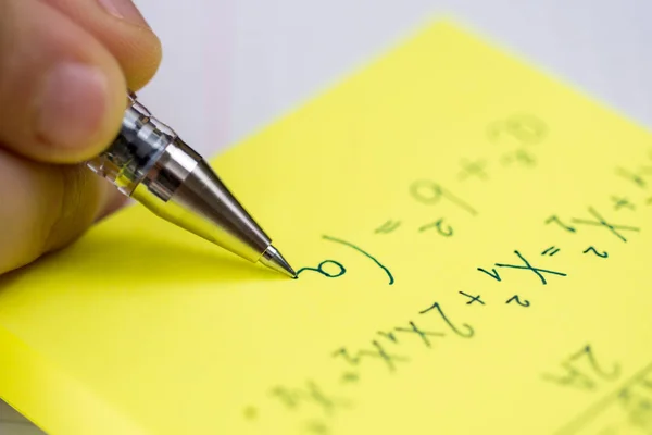 Pisanie na żółtym przyklejone notatki z bliska. Ołówek w ręce dzieci — Zdjęcie stockowe