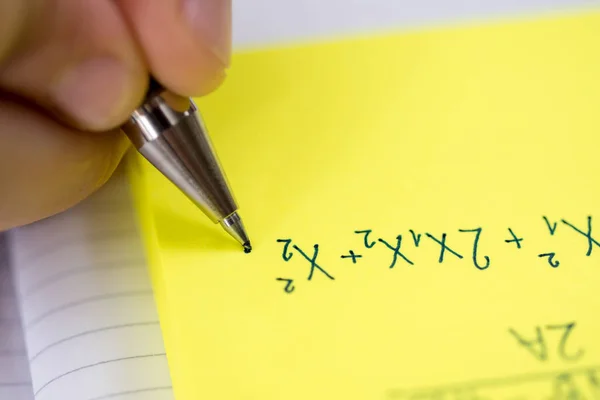 Écrire sur des notes collantes jaunes Fermer. Crayon dans la main des enfants — Photo