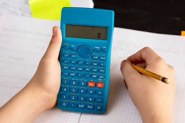 Calculatrice scientifique dans les mains d'action pendant Le Mathématique — Photo