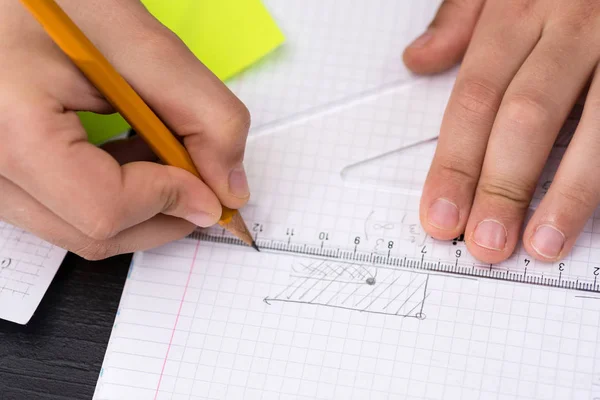 Mathématiques Concept. écolier mains avec règle dessin sur blanc — Photo