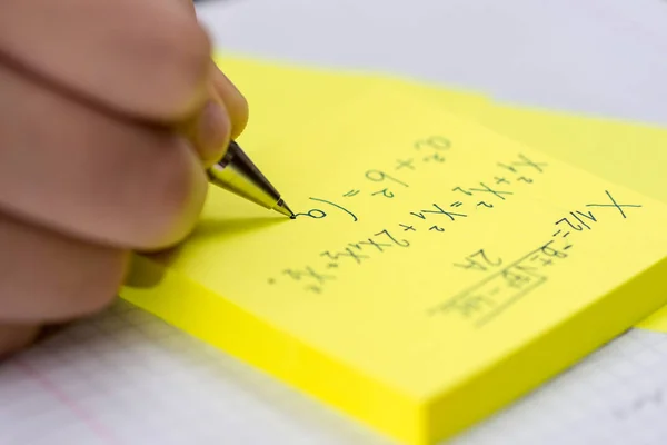 Crayon dans la main des enfants. Écrire sur des notes collantes jaunes Gros plan — Photo