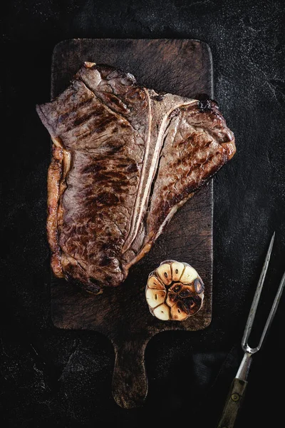 Barbekü Izgara Kuru Yaşlı Beef T-bone Steak Kahverengi Vintage Kesme Kurulu