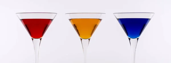 Barevné koktejly ve skleničkách Martini na pozadí. Komerční lišta — Stock fotografie