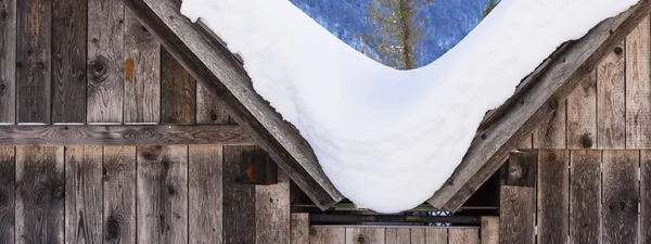 눈 산 목조 주택 지붕에 의하여 덮여 있다. 겨울 풍경. — 스톡 사진