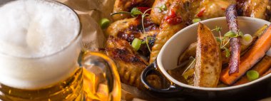 Sıcak Chili Reçeli, Fırında Patates ve Mor Havuçlu Baharatlı Tavuk Kanatları