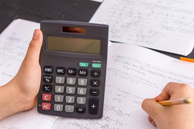 Matematik Dersi Sırasında Eylem Ellerde Hesap Makinesi. Schoo