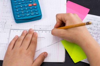 Beyaz Kağıt Üzerinde Cetvel Çizim ile Schoolboy Eller. Matematik C