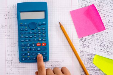 Matematik Dersi Sırasında Hesap Makinesi Düğmesine Parmak. Scho