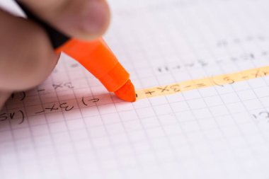 Not Defterinde Çocukların El İşaretli Metninde Vurgulayıcı. Okul Co